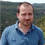 Profesor titulado en Comunicación Audiovisual, con más de 20 años de experiencia en largometrajes y series documentales.